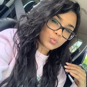 Meet your Posher, Yolani